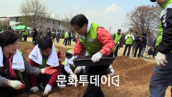 박윤옥 의원이 이동필 장관에게 모종을 받고 있다.