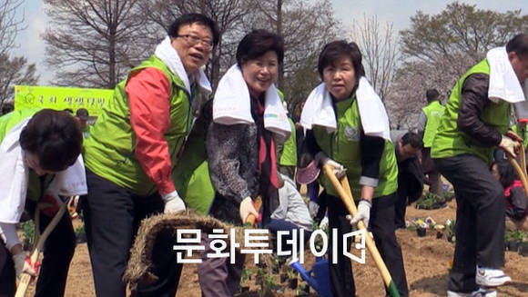윤명희 국회의원, 박윤옥 국회의원, 이동필 장관