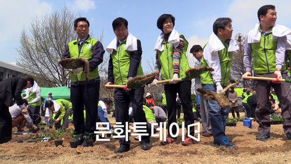 김춘진 의원, 국회 잔디를 걷어내고 있다.