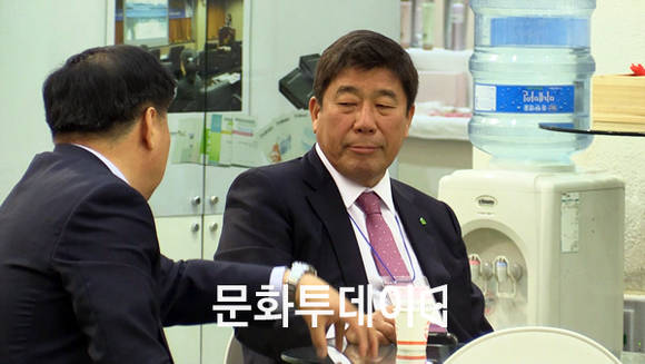 양주환 한국건강기능식풉협회장 이야기를 나누고 있다.