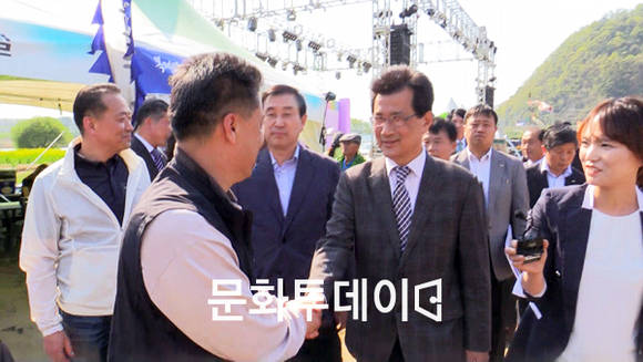 이시종 충북도지사와 푸드투데이 황창연 대표가 이야기를 나누고 있다.