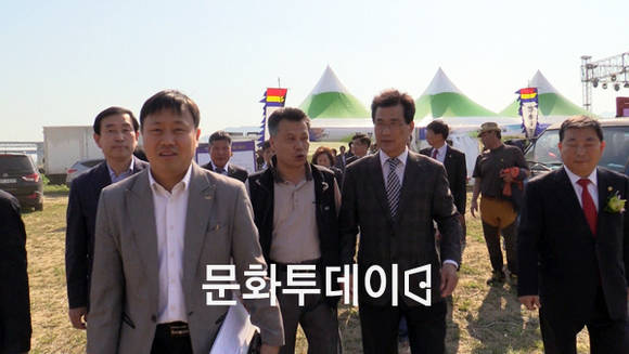 이시종 충북도지사와 푸드투데이 황창연 대표가 이야기를 나누고 있다.