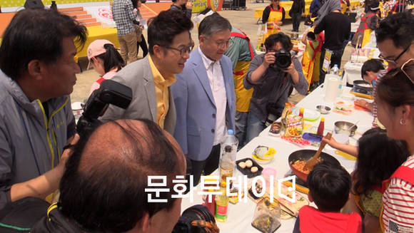 함영준 오뚜기 회장, MC 조영구 참가가족에 격려를 하고 있다.