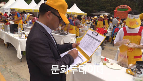 심사위원 참가 가족팀에 대해 심사를 하고 있다.