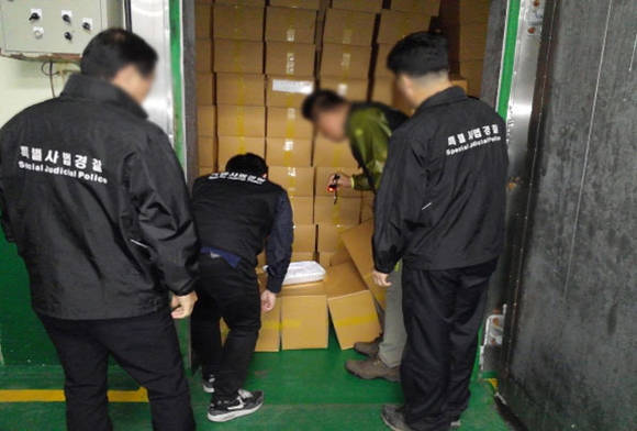 유통기한 허위표시 제품(소건) 적발한 장면 (경기도청)
