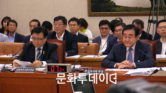 이동필 농림축산식품부 장관, 현명관 한국마사회장