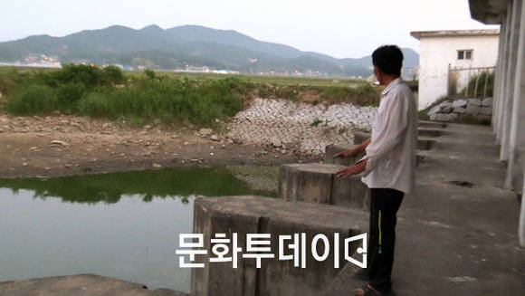 해수와 저수지 사이 수문