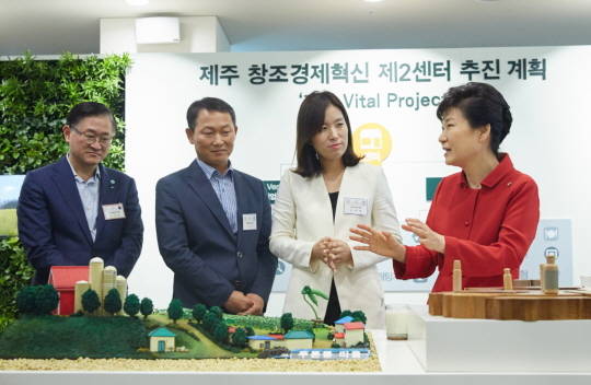 박근혜 대통령 제주창조경제혁신센터 시잘 (청와대 제공)