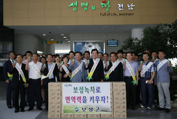 이낙연 전남도지사, 이용부 보성군수가 전남도청에서 보성 녹차마시키 캠페인을 열고 있다 (전남 보성군청 제공)