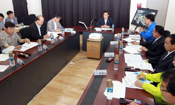 이시종 충북도지사, 괴산 세계유기농산업엑스포 조직위 방문 (충북도청 제공)