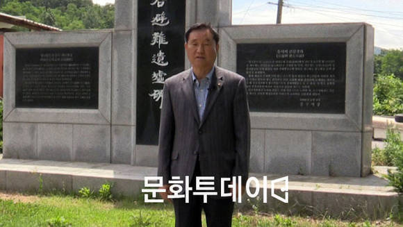류호담 전 충주시의회 의장이 명성황후 유허비에 대해 소개하고 있다.