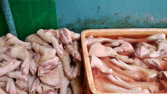 해동중인 냉동족발 (부산서부경찰서 제공)