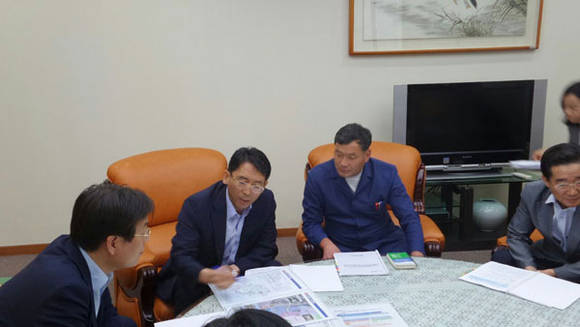 지난 7월 7일 부산시 일자리경제본부장, 기장군수, 부산시 산업통상국장이 산업통상자원부 제1차관을 만나 ‘파워반도체’ 선정을 위한 협조를 구하고 있다. (부산 기장군청 제공)