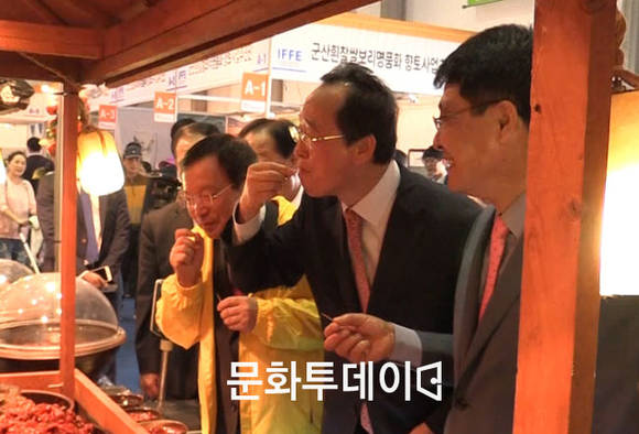 송하진 전북도지사, 박인구 전주국제발효식품엑스포 조직위원장이 젓갈을 맛보고 있다.