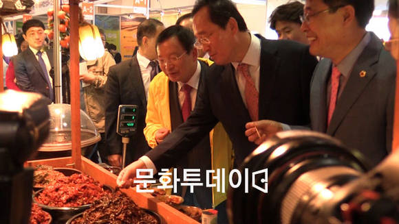 송하진 전북도지사, 박인구 전주국제발효식품엑스포 조직위원장이 젓갈을 맛보고 있다.