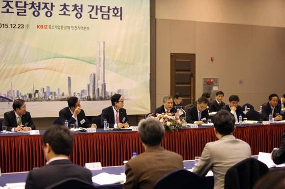 김상규 조달청장에 중소기업 애로사항을 듣고있다. (사진제공 조달청)