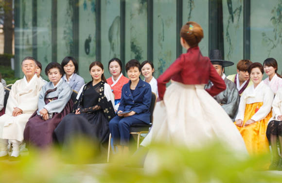 박근혜 대통령, 한복의 날 맞아 청와대 사랑채‘한복특별전’관람 (출처 : 청와대)