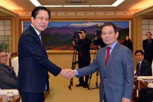 윤장현 광주시장과 서병삼 삼성전자 부사장이 악수를 하고있다.