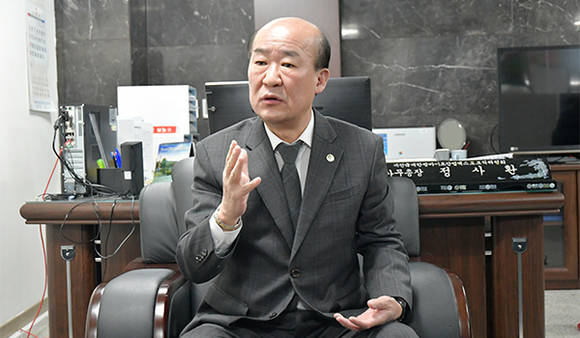 한방의 도시 제천시가 전통 약초 생산 및 첨단생명공학바이오의 결합으로 고품격 한방바이오산업의 중심지로 거듭나고 있다. 사진은 엑스포 조직위 정사환 사무총장.