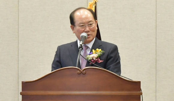 단양마늘 연구회 창립총회에는 류한우 군수가 참석했다. 사진은 류한우 군수의 축사 모습.