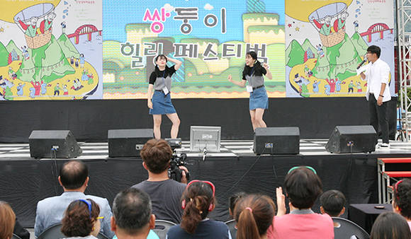 전국에서 유일무이한 이색축제 ‘제2회 쌍둥이 힐링 페스티벌’이 오는 29일 충북 단양에서 개최돼 참가 가족들에게 잊지 못할 추억을 선사한다. 사진은 지난 ‘제1회 쌍둥이 힐링 페스티벌’의 참가자 모습.