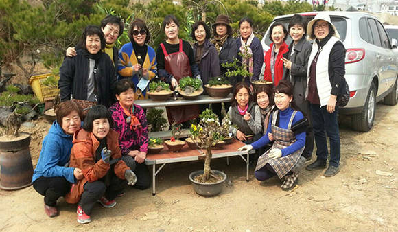 15일 충주야생화연구회(회장 박정연)가 ‘제21회 야생화전시회’를 충주농업기술센터에서 열었다. 사진은 충주야생화연구회 단체사진.