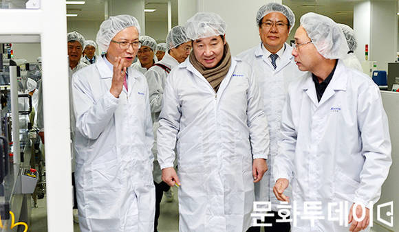 이낙연 국무총리가 지난 9일 충북 제천시(시장 이근규) 바이오·천연물산업 현장을 방문했다. 2017.12.09 (제천시 제공)