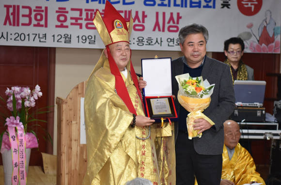송기윤 KBS청주방송국장(오른쪽)이 호국평화대상을 수상했다.