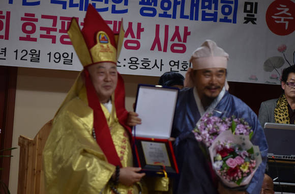 김봉곤 선촌서당 훈장(오른쪽)이 호국평화대상을 수상했다.