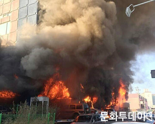 지난 21일 29명의 목숨을 앗아간 제천화재의 피해확산 범인은 ‘건물 시공법’인 것으로 나타났다. 사진은 지난 21일 화재 당시 모습. 2017.12.21