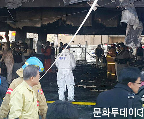 문재인 대통령은 22일 제천 화재현장을 방문해 소방관계자의 상황보고를 받고 희생자를 애도했다. 사진은 문 대통령이 화재현장을 보고 있는 모습. 2017.12.22