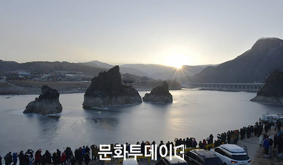 1일 충북 단양(군수 류한우) 도담삼봉에서 2018년 무술년(戊戌年) 첫해 일출이 밝았다. 2018.01.01
