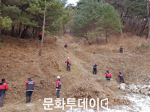 충북 제천시(시장 이근규)는 대기 건조로 인한 산불 예방을 위해 ‘산불예방 전문 진화대원’을 모집한다고 8일 밝혔다. 사진은 산불진화대원 활동모습. (출처 : 제천시청)