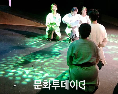 충북 단양군(군수 류한우)은 군의 대표설화 고구려 온달과 평강 이야기가 올해 문화체육관광부와 한국관광공사가 선정한 ‘전통문화 체험관광 프로그램’에 선정됐다고 9일 밝혔다. 사진은 만종리극장 공연. (출처 : 단양군청)