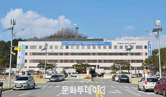 충북 제천시(시장 이근규)는 18일 시청대회의실에서 ‘으뜸시민 도약제천’ 시대를 열기 위한 ‘2018년도 주요업무계획보고회’를 갖고 올 한해 시정업무의 출발을 알렸다. 사진은 제천시청. (문화투데이 자료사진)
