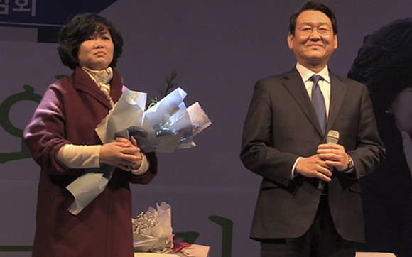 지난 6일 인천시 삼산 월드체육관에서 열린 '아내와 시장가는 길' 출판기념식에서 김교흥 전 국회 사무총장(사진 오른쪽)이 부인 염현주 씨와 함께 단상에 올라 인사하고 있다.
