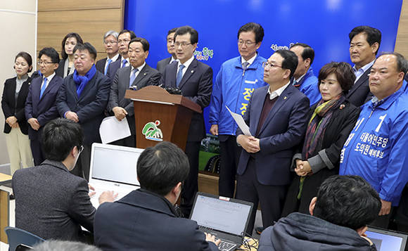 20일 이시종 충북도지사가 도청 기자회견실에서 도지사 3선 도전을 공식선언하고 있다. 2018.03.20