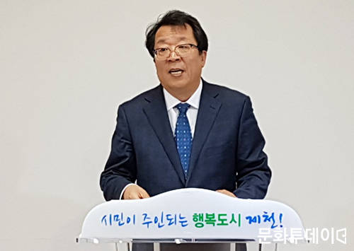 22일 이상천 제천시장 예비후보가 제천시청 브리핑룸에서 기자회견을 하고 있다. 2018.03.22