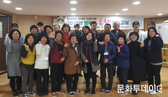 충북 제천시(시장 이근규)는 당뇨바이오치유벨트 조성사업 프로그램 일환인 ‘행복한 동행 당뇨교실’이 참여자들로부터 큰 호응을 얻고 있다고 27일 밝혔다. 사진은 행복한 동행 당뇨교실 참여자 단체사진. (출처: 제천시청)