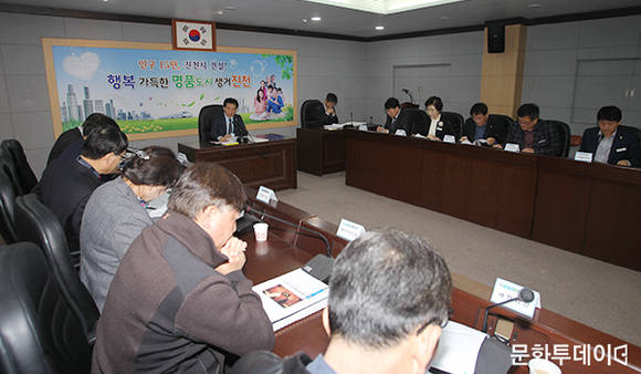 충북 진천군(군수 송기섭)은 27일 군청 소회의실에서 2019년도 정부 예산 순기에 맞춰 신규 시책 발굴 보고회를 가졌다. (출처: 진천군청)