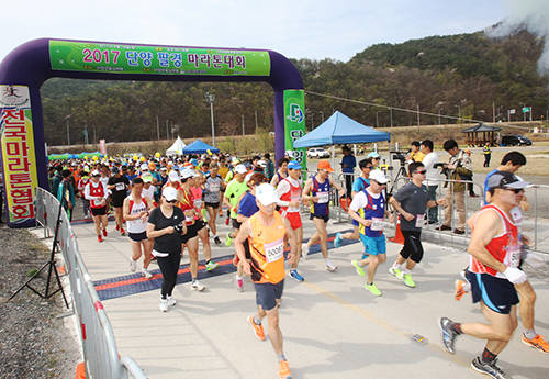 충북 단양군(군수 류한우)은 '단양팔경 마라톤대회'가 오는 15일 단양호반에서 열린다고 10일 밝혔다. 사진은 지난해 열린 단양팔경 마라톤대회. (출처: 단양군청)