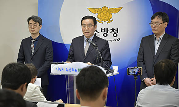 지난해 12월21일 충북 제천에서 발생해 29명의 목숨을 앗아간 ‘제천 스포츠센터 화재’와 관련, 소방합동조사단(단장 변수남)이 2차 조사 결과를 18일 제천시청에서 발표했다. 사진은 변수남 단장(중앙)이 발표하고 있는 모습. 2018.04.18