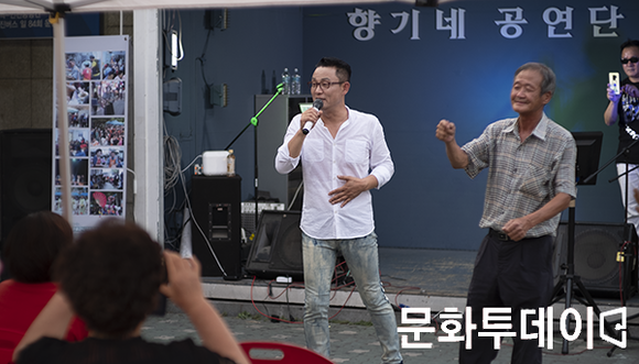백건아 가수가 부천 송내역에서 무료급식 모금 공연을 하고 있다
