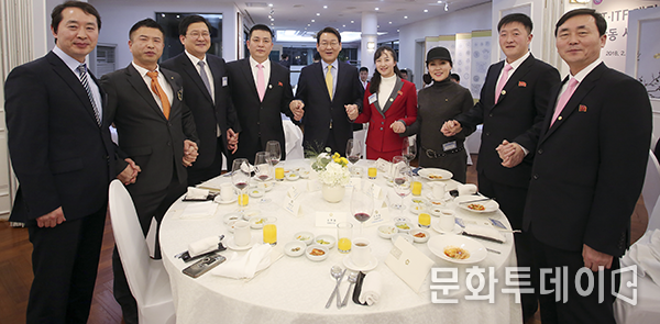 김교흥 대한체육회 부회장이 남북합동태권도 시범공연단 초청 격려를 하고 있다