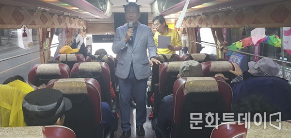 김교흥 인천시 서구갑지역위원장 대한노인회 충남 청양 고적 탐방을 떠나는 버스 안에서 안전하게 다녀오길 당부하고 있다
