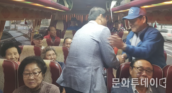김교흥 위원장이 대한노인회 인천시 서구지회 회원과 악수를 하고 있다