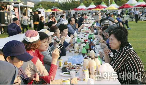 자라섬전국막걸리페스티벌에서 관광객들이 막걸리와 안주를 먹으며 즐기고 있다