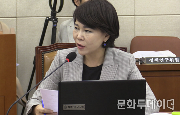 전현희 국회의원. 국회 국정감사에서 질의를 하고 있다