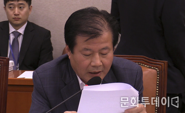 강석진 국회의원이 AT농수산물유통공사 이병호 사장에게 질의를 하고 있다