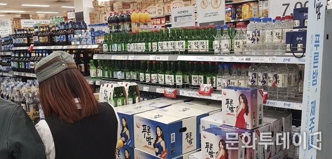 24일 이마트 제주 서귀포점. 이마트가 한라산 소주를 판매를 중단하며 주류코너에는 한라산 소주 '한라산'과 '올레' 제품을 찾을 볼 수 없다.